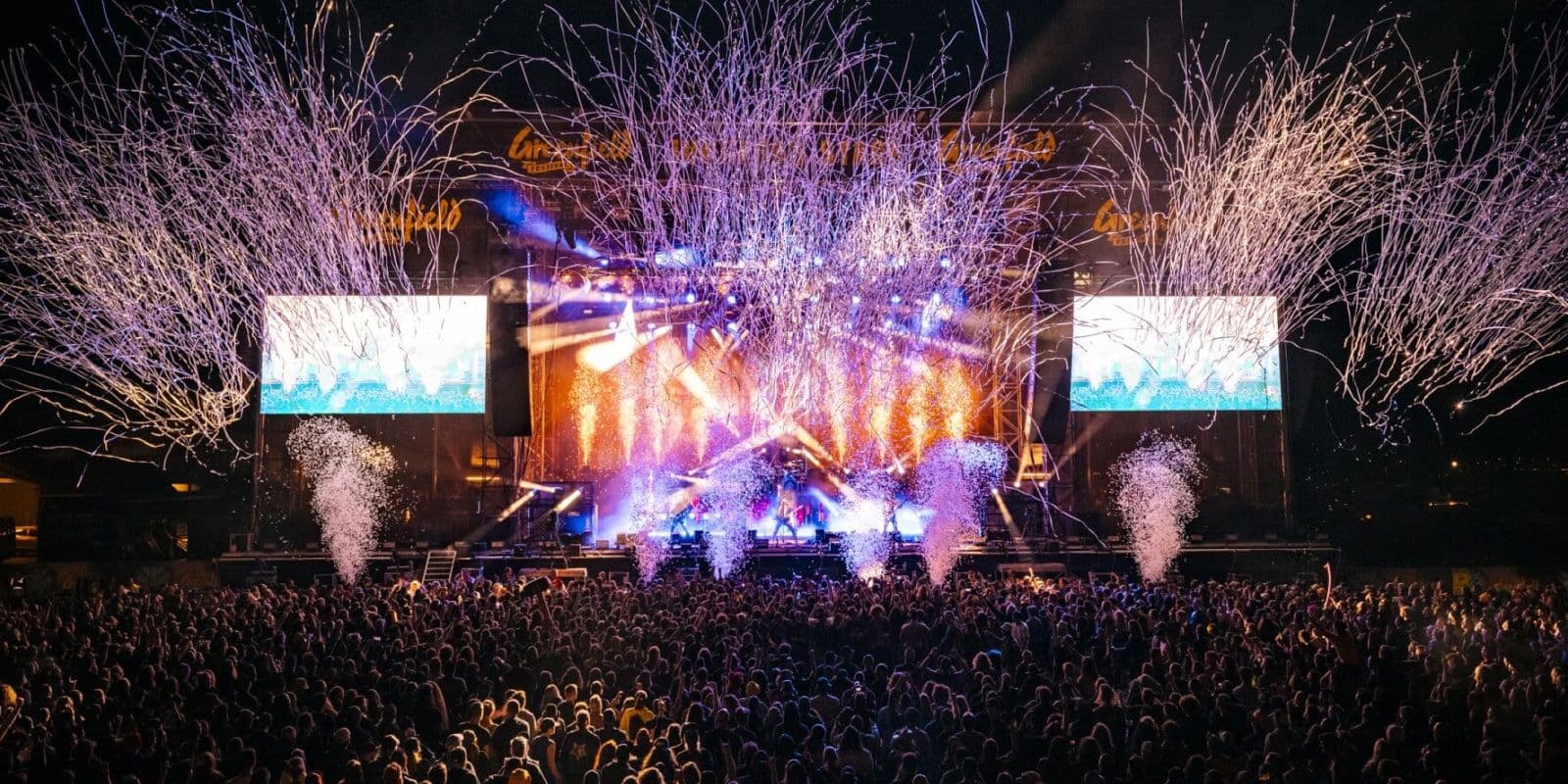 Greenfield Festival Hauptbühne mit Funkenregen und grossem Publikum bei Nacht